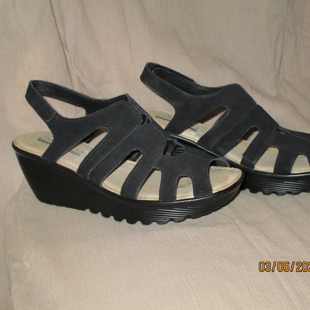 sketcher size 8 black leather strap platform sandal.